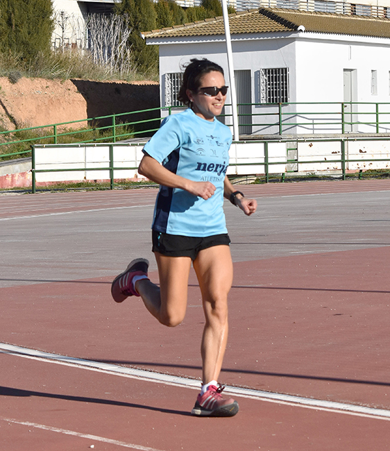 Mª Dolores Díez durante un entrenamiento en el polideportivo de Albolote.