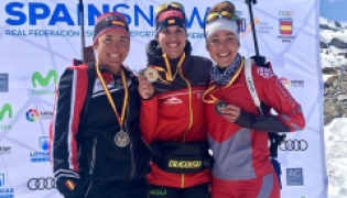 Victoria Padial junto a Mónica Sáez y Henar Etxeberria en el podio