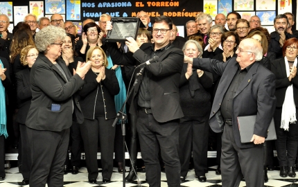 El director de la coral polifónica, Pedro A. Pérez, recibe una placa de manos de la alcaldesa, Conchi Ramírez