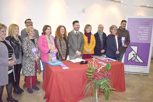 Alcaldes y alcaldesas en la firma del convenio del encuentro de igualdad. 