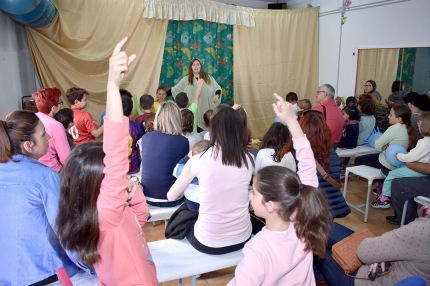 Los peques del barrio han participado activamente en el cuentacuentos, que ha estado muy concurrido. 