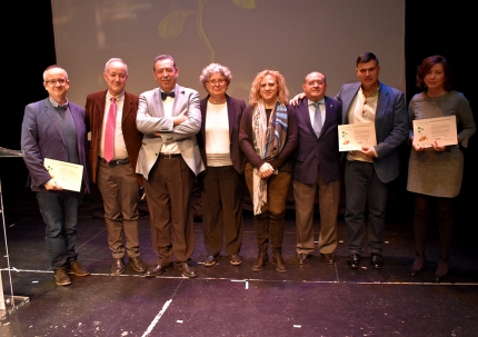 Los galardonados, derecha, posan con los organizadores del evento y los representantes institucionales tras la entrega de premios