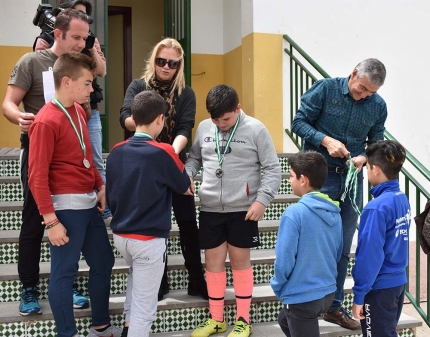 Entrega de medallas y camisetas a los mejores equipos de las jornadas de Amistad y Deporte 2019.