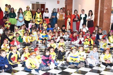 Alumnos de las escuelas infantiles y sus madres durante la sesión de cuentacuentos en la Casa de la Cultura.