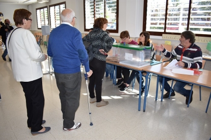 Vecinos y vecinas de Albolote ejerciendo su derecho al voto 