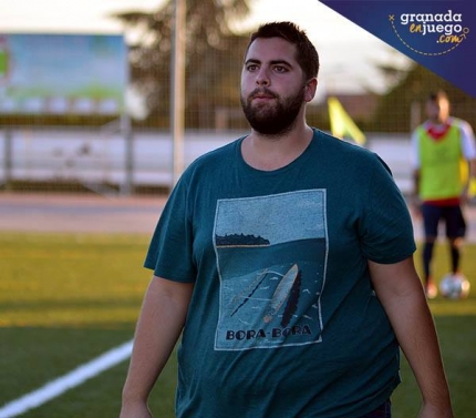 Javier Torres, entrenador del Albolote CF, durante un partido (GRJ)