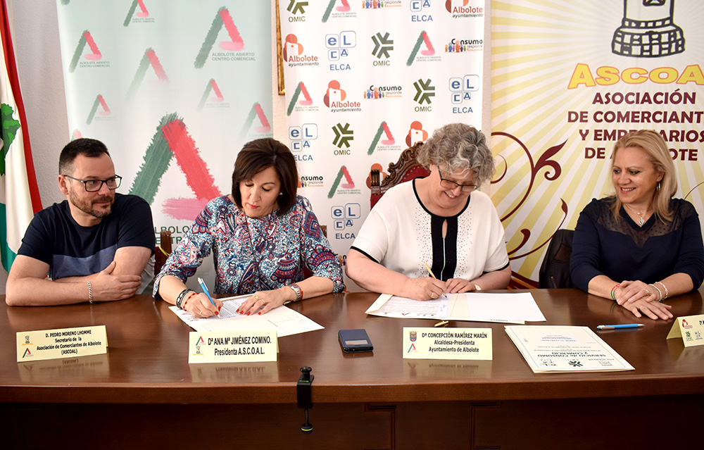 La alcaldesa, Conchi Ramírez, y la presidenta de ASCOAL, Ana Jiménez, (izda) firman el convenio en presencia de Montse Bailón, concejala de Comercio, y de Pedro Moreno, miembro de la junta directiva de ASCOAL. 
