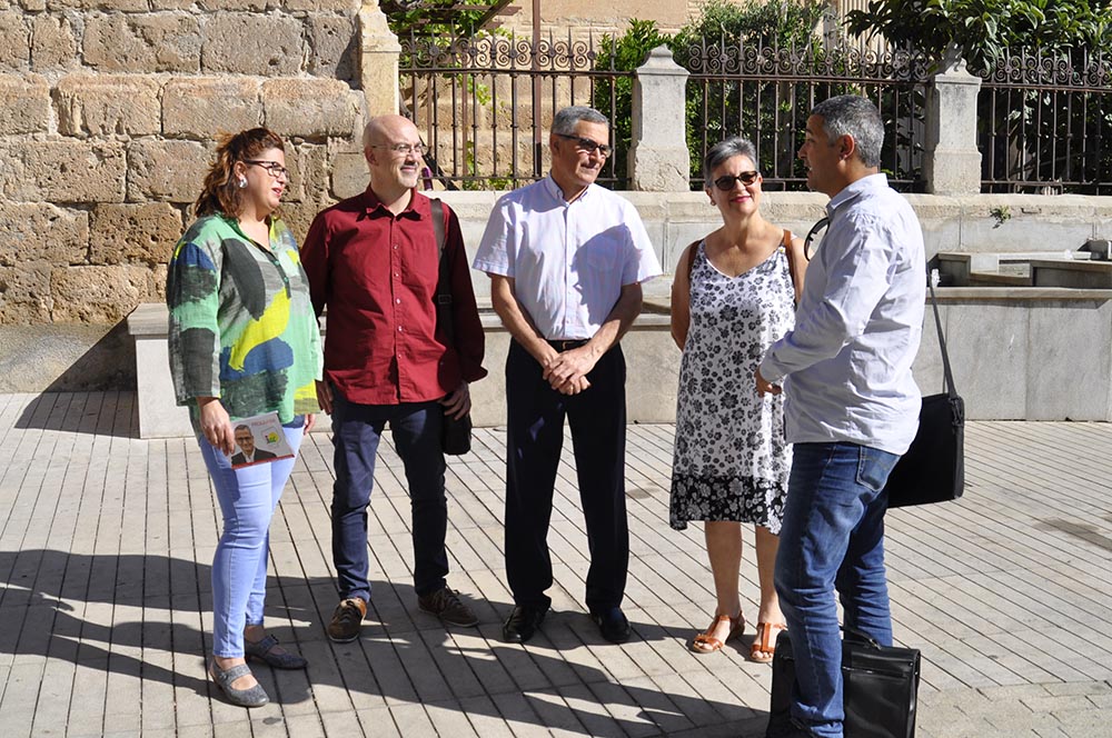 Pepe González, cabeza de lista por IU Albolote Para la Gente, con compañeros de la candidatura en la Plaza de España. Pepe González, cabeza de lista por IU Albolote Para la Gente, con compañeros de la candidatura en la Plaza de España.