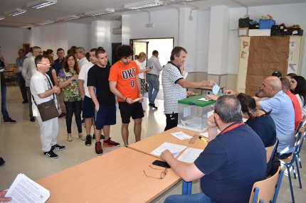 Cola para votar en el colegio Tínar hacia las 10:30 de la mañana.