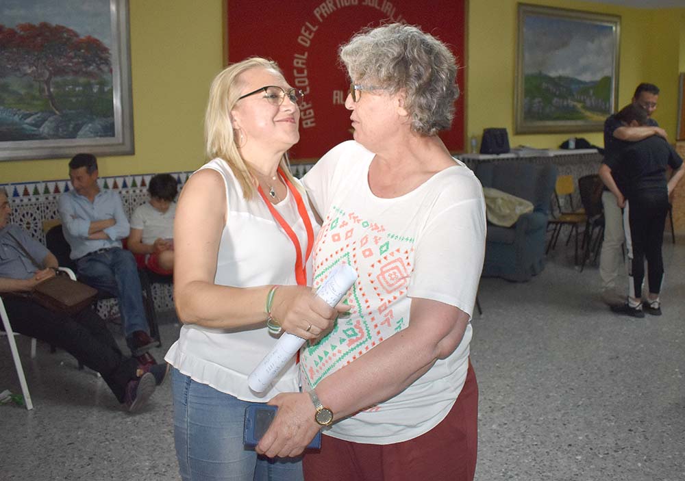 La candidata socialista, Montserrat Bailón, es abrazada por la alcaldesa en funciones, Conchi Ramírez, al final del escrutinio.