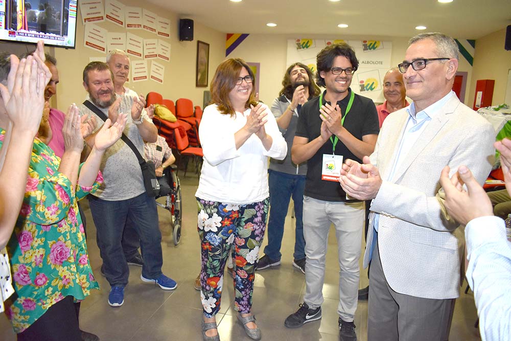 El candidato de IU, Pepe González, es aplaudido por sus compañeros de partido al final de la noche electoral.