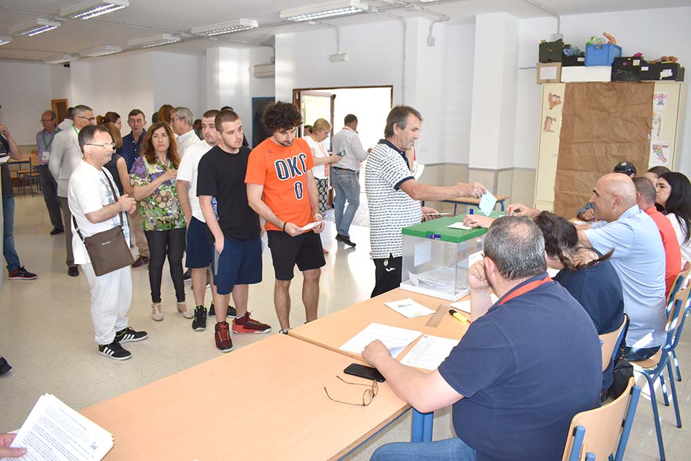 Votantes hacen cola para depositar su voto el pasado domingo 26 de mayo en un colegio electoral de Albolote 