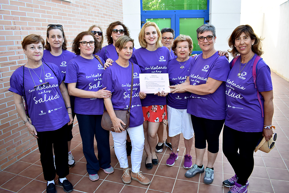 Representantes de AMEFA entregaron a la Asociaci�n Endometriosis de Granada el dontativo
