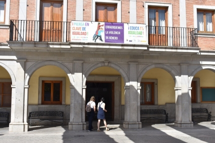 Fachada del Ayuntamiento con la campaña del centro de la mujer 