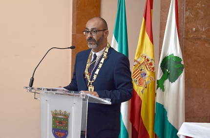 El nuevo alcalde, Salustiano Ureña, en su primer discurso tras las investidura. 