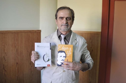 El escritor Emilio Ballesteros con sus dos nuevas obras literarias.