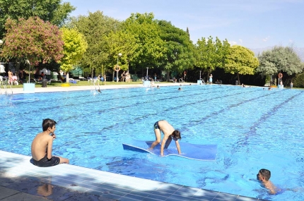 Alumnos de las escuelas deportivas en la piscina de Albolote, este viernes 21 de junio.