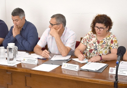 Los tres concejales de IU, en su nueva ubicación en el Pleno. 