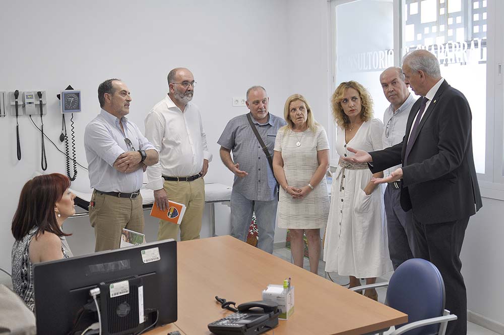 Concejales del equipo de Gobierno y personal administrativo y sanitario durante la visita al nuevo consultorio de El Chaparral. Concejales del equipo de Gobierno y personal administrativo y sanitario durante la visita al nuevo consultorio de El Chaparral.