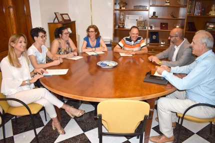 Un momento de la reunión de ASCOAL con el alcalde y el concejal de Comercio.