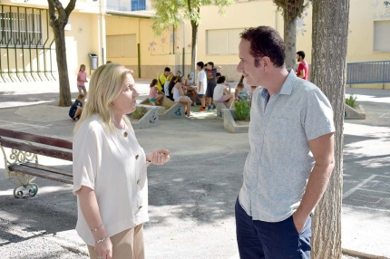 La concejala, Carmen Calderay y el coordinador de Juventud, Jorge Remacho intercambian opiniones en las colonias del Abadía.