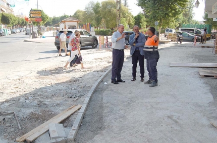 El alcalde y el concejal de Obras consultan a un operario municipal que trabaja en la remodelación de la zona.