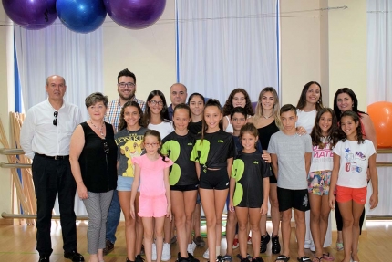 Gimnastas que recibieron su reconocimiento en compañía de la presidenta de la asociación y concejales del Ayuntamiento.