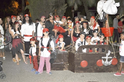 Noche Pirata durante el viernes de fiestas en la urbanización Parque del Cubillas.