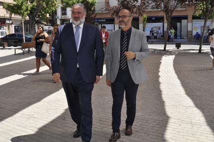 García ha sido recibido por su amigo y alcalde, Salustiano Ureña a su llegada a la plaza del pueblo