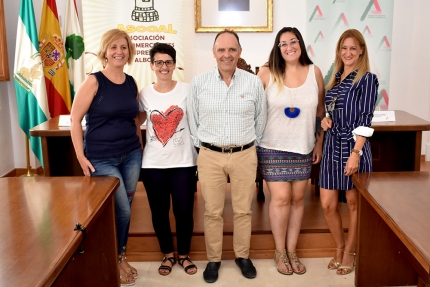 De izda a derecha, Laura Luzón (vocal), Toñi Cano (tesorera), Antonio Mantas (presidente), Ana Belén García (secretaria y vicpta.)  y Marina Miranda (vocal) nuevos miembros de la junta directiva de ASCOAL presentes en la rueda de prensa. 