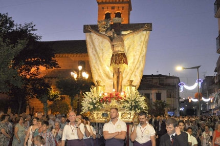 El Cristo recorre la Plaza de España durante la procesión del sábado de fiestas.