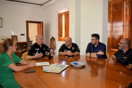 Reunión del alcalde y varios concejales con representantes de Policía Local y Protección Civil para hacer el balance de las fiestas.