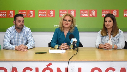 La portavoz municipal del PSOE, Montse Bailón, junto a varios concejales de su grupo en una imagen de archivo. 
