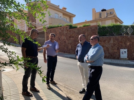 El alcalde, Salu Ureña, y varios concejales en la urbanización de Loma Verde en una reunión con los vecinos