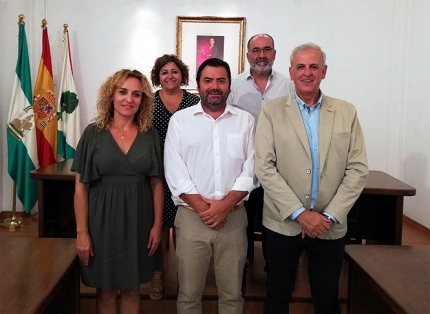 El equipo de gobierno del Ayuntamiento de Albolote junto a Joaquín López-Sidro (A. ALTEA)