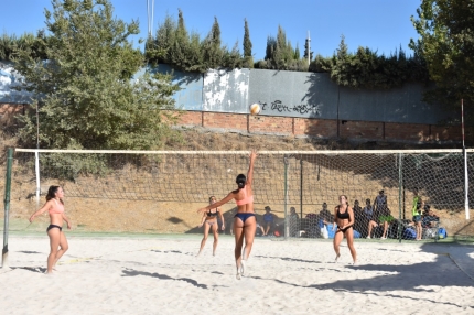 Partido de vóley en categoría femenina del torneo nocturno.