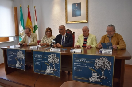 El alcalde, Salustiano Ureña, junto al poeta Antonio Carvajal y miembros del jurado en la lectura del fallo del jurado del premio de poesía joven Antonio Carvajal