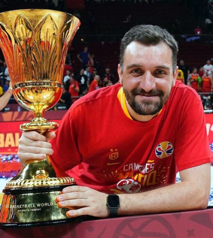 El alboloteño Alberto Pérez Novi con la copa de campeón del mundo 