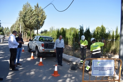 Operarios de Aguasvira revisan los imbornales en el Parque del Cubillas 