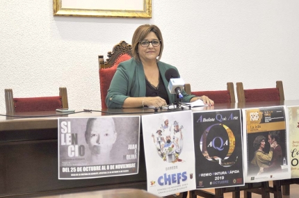 La concejala de Cultura, Toñi Guerrero, durante la presentación de las actividades culturales del mes.