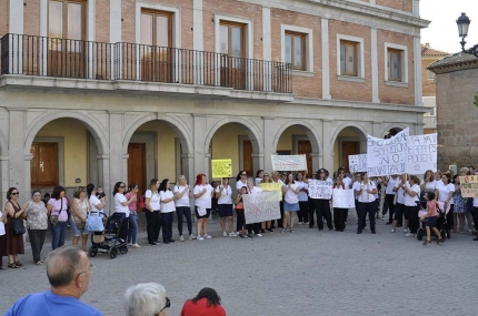 Trabajadoras del SAD durante la concentración en la plaza de España.