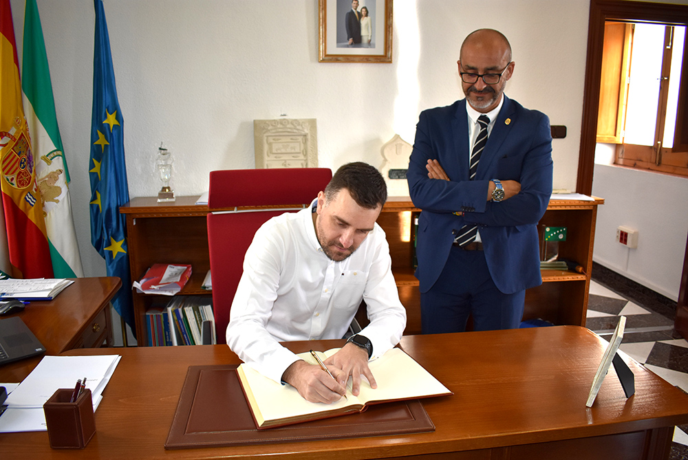 P�rez Novi firma en el libro de honor del Ayutamiento en presencia del alcalde, Salustiano Ure�a. 