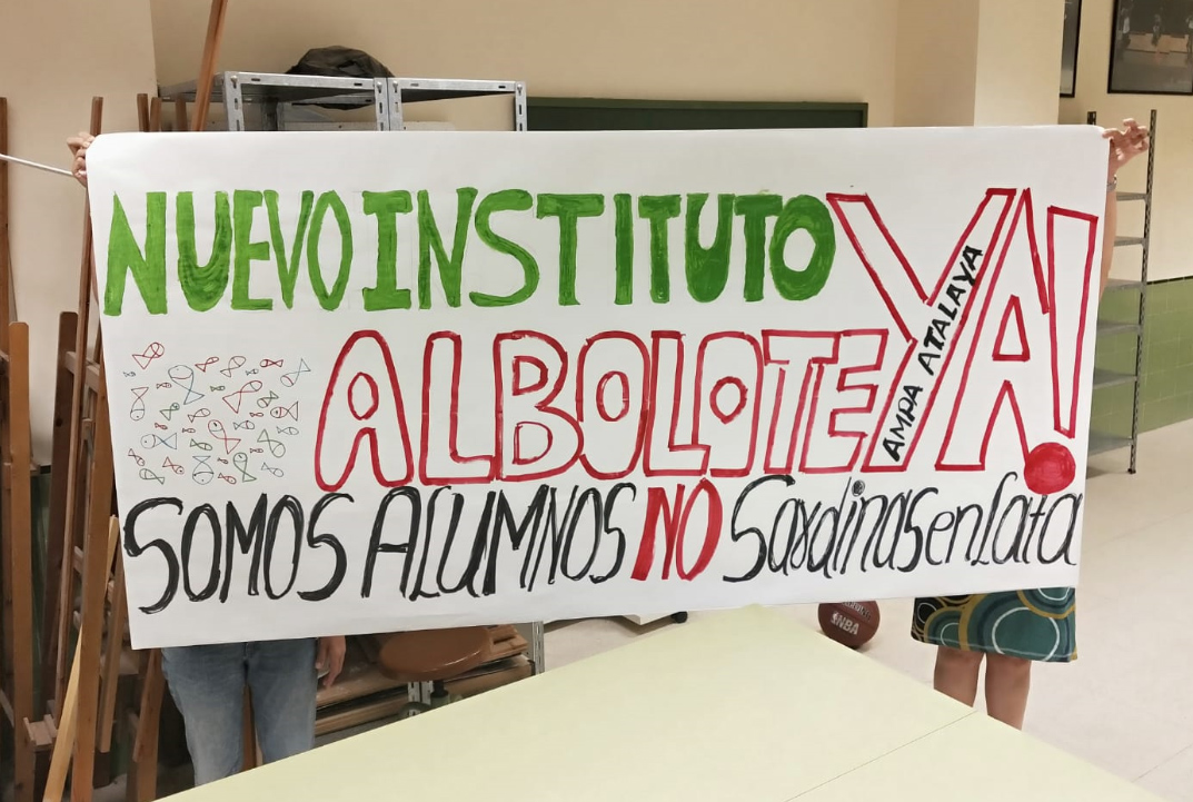 Una de las pancartas elaborada por la AMPA Atalaya del IES Aricel para la manifestación de hoy /AMPA ATALAYA Una de las pancartas elaborada por la AMPA Atalaya del IES Aricel para la manifestación de hoy /AMPA ATALAYA