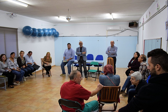 El alcalde y varios concejales en la primera reunión en El Torreón del programa `El alcalde en tu barrio`