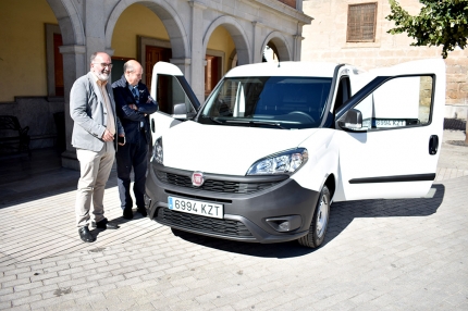 Los concejales Juanma Ocaña y José Miguel Rodríguez, recepcionaron el vehículo en la plaza del pueblo. 