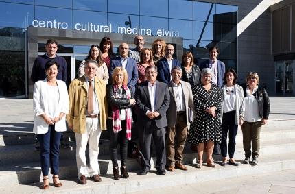 Foto de grupo de los representantes municipales participantes en el encuentro. 