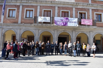 Minuto de silencio para condenar el último asesinato machista ocurrido este fin de semana en la Zubia 