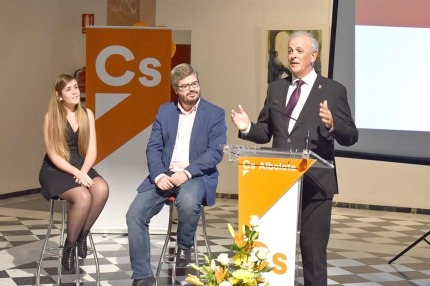 Mª Carmen Rivera, Fran Hervías y Manuel Montalvo durante el acto del 5º aniversario de Cs Albolote.