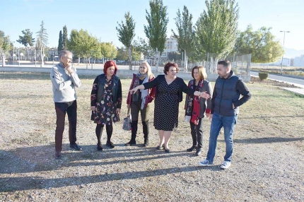 Concejales del PSOE y diputadas durante la visita a los terrenos del IES de Albolote.