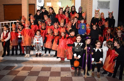 El grupo de infiernos y demonios posó en la escalinata de la biblioteca antes del pasacalles.